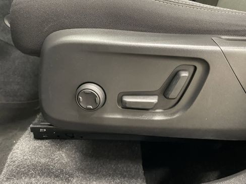 Used 2024 Volvo XC40 B5 Core image 15