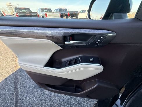 Used 2021 Toyota Highlander Platinum image 29