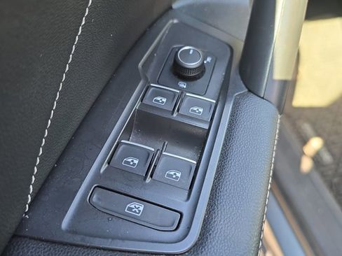 Used 2023 Volkswagen Tiguan SE image 6