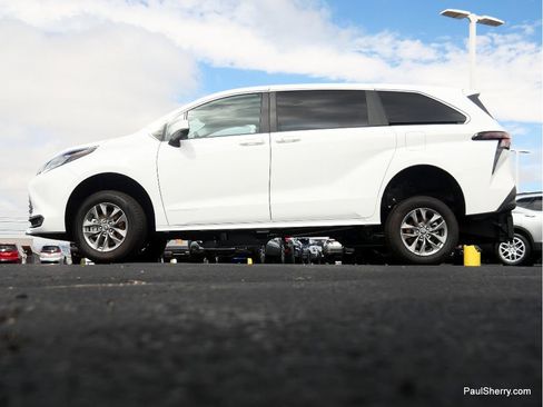 New 2026 Toyota Sienna LE FWD image 32
