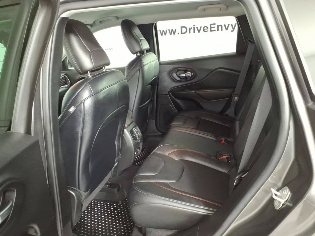 Used 2022 Jeep Cherokee Trailhawk w/ Comfort/Convenience Group AWD/4WD image 9