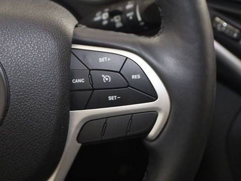 Used 2018 Jeep Cherokee Overland AWD/4WD image 30