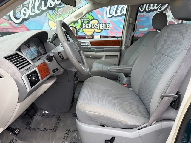 Used 2009 Chrysler Town & Country Touring w/ Entertainment Group #2 FWD image 14