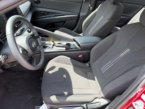 Certified 2025 Hyundai Elantra Sport FWD image 9