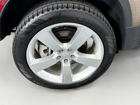 Certified 2024 Land Rover Defender 110 SE image 32