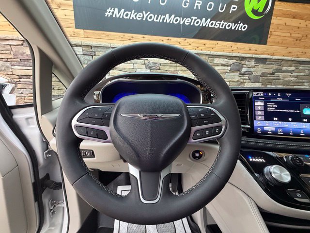 Used 2022 Chrysler Pacifica Limited FWD image 17