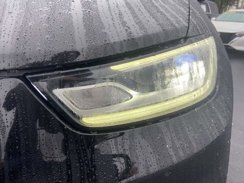 Used 2024 Chrysler Pacifica Touring-L image 5