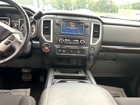 Used 2018 Nissan Titan SV w/ SV Convenience Package RWD image 9