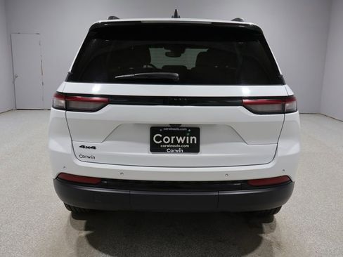 Used 2024 Jeep Grand Cherokee Altitude image 3