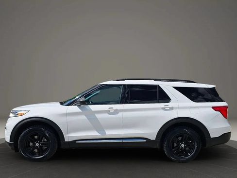 Used 2021 Ford Explorer XLT AWD/4WD image 2