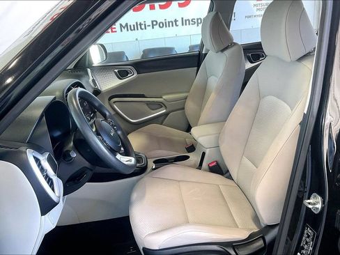 Used 2022 Kia Soul LX FWD image 3