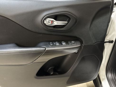 Used 2015 Jeep Cherokee Latitude w/ Cold Weather Group image 21