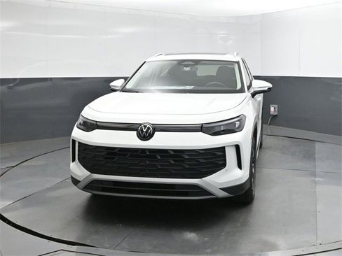 New 2025 Volkswagen Tiguan SE image 30