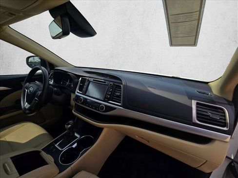 Used 2018 Toyota Highlander XLE FWD image 21