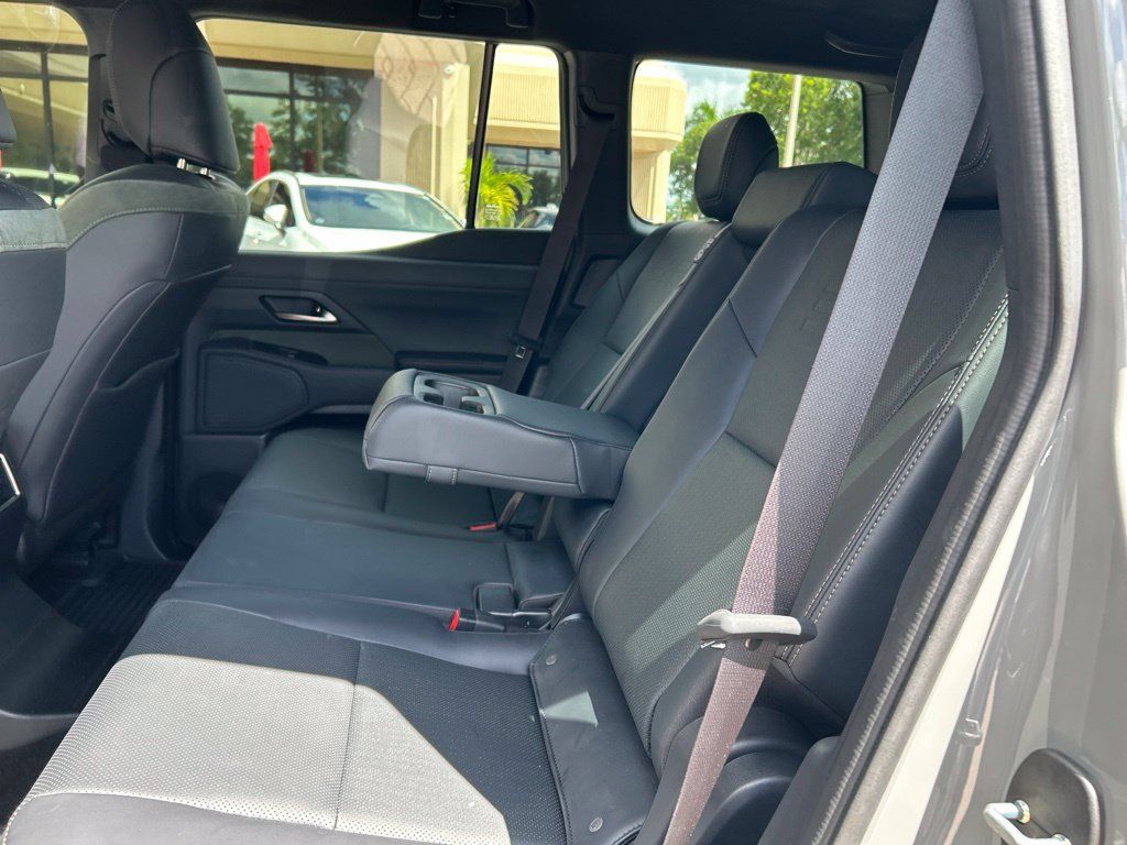 Used 2025 Lexus GX 550 AWD/4WD image 13