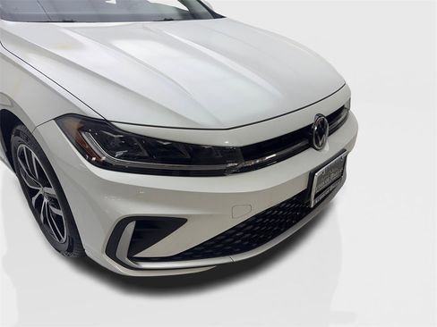 Used 2025 Volkswagen Jetta SE w/ Sunroof Package image 17