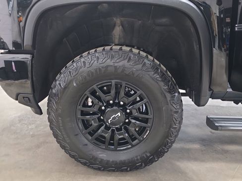 Used 2025 Chevrolet Silverado 2500 ZR2 w/ Technology Package image 35