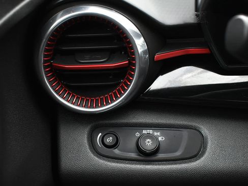 Used 2025 Chevrolet Trax RS w/ Sunroof Package image 24