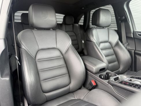 Used 2025 Porsche Macan AWD/4WD image 17