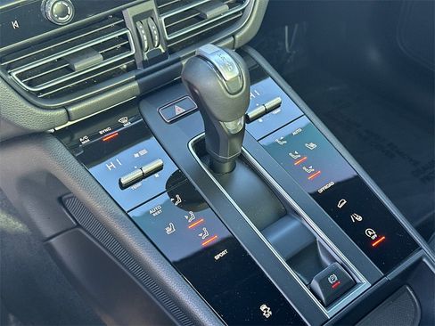 Used 2022 Porsche Macan image 31