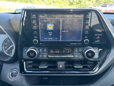 Used 2020 Toyota Highlander XLE AWD/4WD image 18