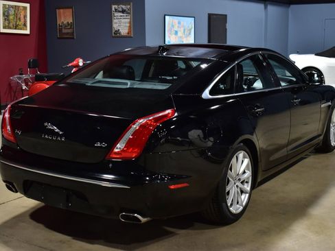 Used 2013 Jaguar XJ image 10