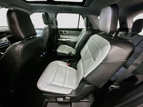 Used 2021 Ford Explorer XLT w/ Equipment Group 202A AWD/4WD image 29