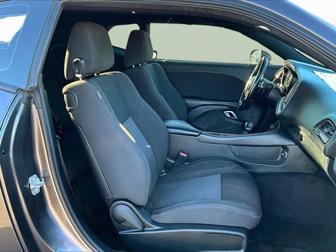 Used 2018 Dodge Challenger SXT image 7