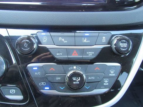 Used 2024 Chrysler Pacifica Touring-L image 52