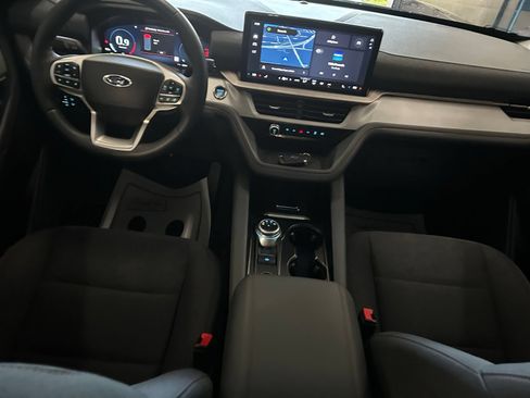 Used 2025 Ford Explorer Active AWD/4WD image 25