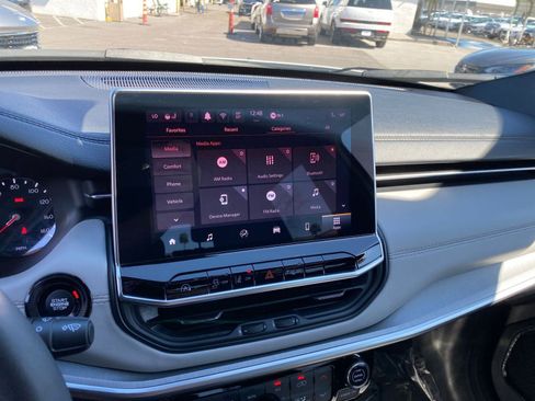 Used 2025 Jeep Compass Limited image 20