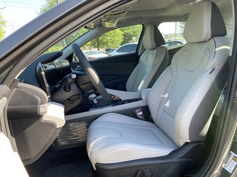 New 2025 Hyundai Elantra Limited image 31