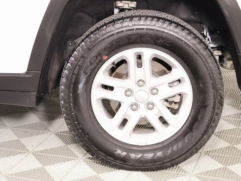 Used 2024 Jeep Grand Cherokee Laredo w/ Luxury Tech Group I image 18