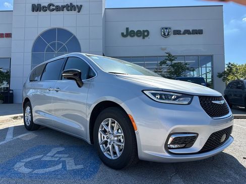 New 2026 Chrysler Pacifica Select image 1