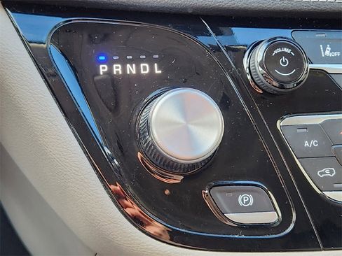 Used 2024 Chrysler Pacifica Select image 21