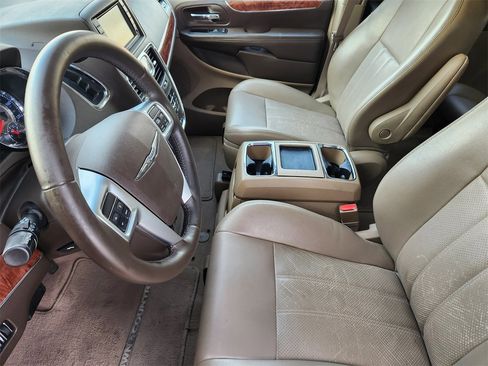 Used 2011 Chrysler Town & Country Touring-L image 12