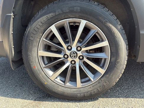 Used 2017 Toyota Highlander XLE image 9