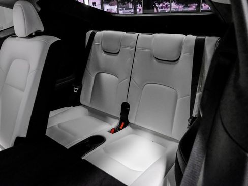 Used 2022 Tesla Model Y Long Range image 36