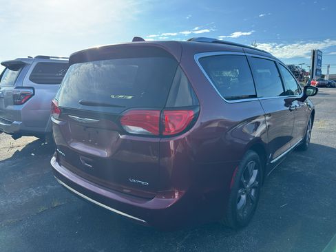 Used 2017 Chrysler Pacifica Limited FWD image 2
