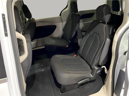 Used 2022 Chrysler Voyager LX FWD image 17