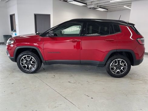 Used 2025 Jeep Compass Trailhawk AWD/4WD image 7