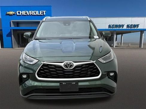 Used 2024 Toyota Highlander XLE AWD/4WD image 6