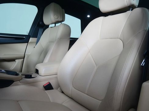 Used 2025 Porsche Macan AWD/4WD image 11