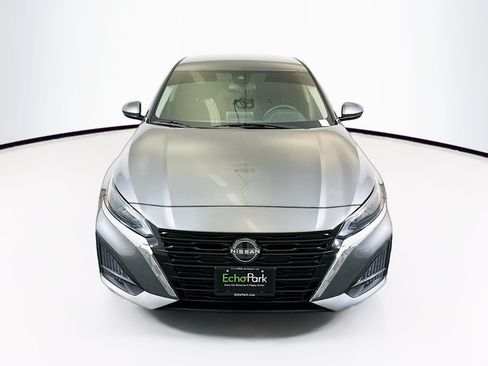 Used 2023 Nissan Altima 2.5 SV FWD image 2