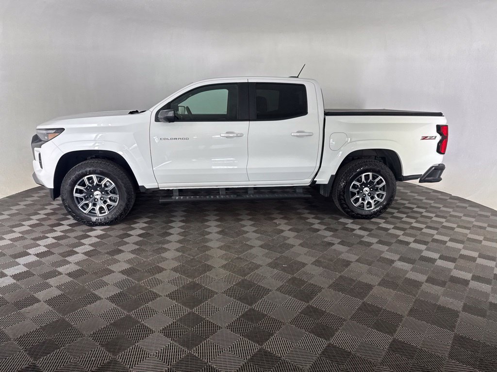 Used 2025 Chevrolet Colorado Z71 w/ Technology Package AWD/4WD image 9