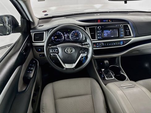 Used 2018 Toyota Highlander LE FWD image 25