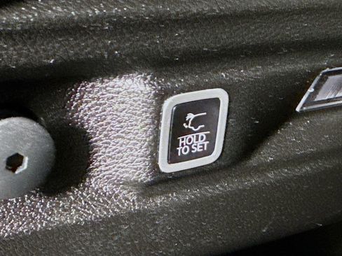 Used 2023 Jeep Grand Cherokee L Laredo image 32