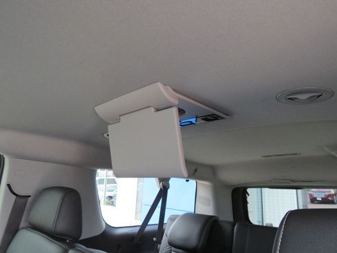 Used 2018 Chevrolet Suburban LT w/ LT Signature Package image 9