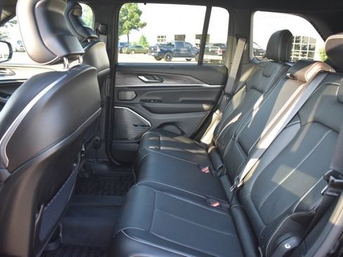 Used 2022 Jeep Grand Cherokee Overland w/ Luxury Tech Group IV AWD/4WD image 17