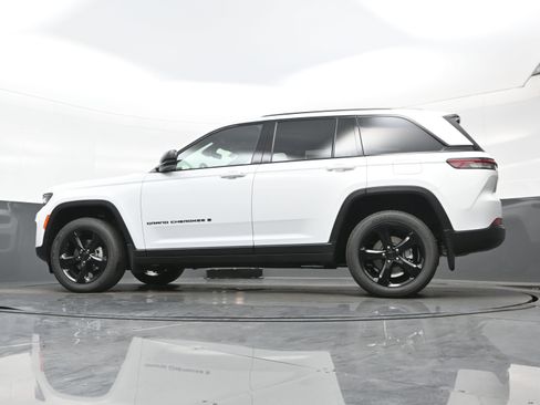 New 2025 Jeep Grand Cherokee Altitude AWD/4WD image 12